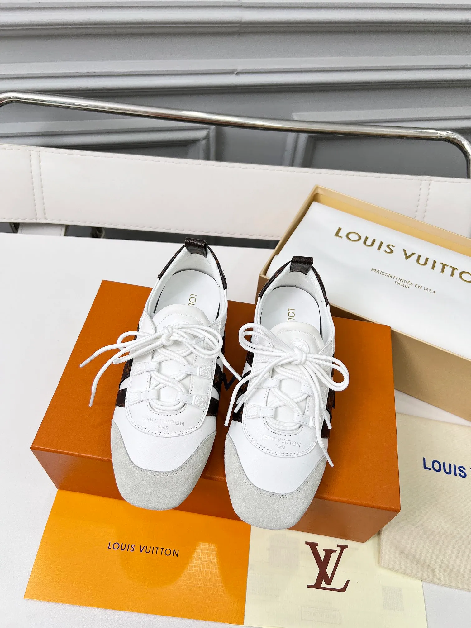 👟👟Ex-factory price 600👟👟 LV Sneakerina ballet-style sneakers are made of soft sheepskin and suede cow leather trimmings, and Monogram canvas is used to write the LV letters on the side, combining the light structure of ballet shoes with the comfortable texture of sneakers. Sacchetto craftsmanship and an injection-molded outsole complete the package, allowing for flexibility in a variety of looks. Code number: 35~41, colors are being updated...